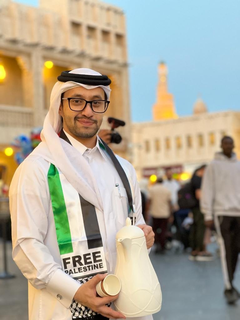 Qatari citizen Abdulrahman Al-Mana during the initiative of sharing Arabic coffee and dates with fans and tourists